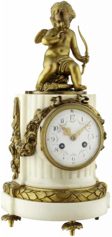 Kaminuhr "Amor"Um 1880. Stil Louis XVI. Gehäuse aus Alabaster und vergoldeter Bronze. Zierfigur "