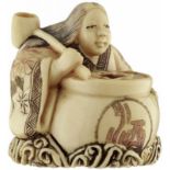 Netsuke eines ShojoJapan 20. Jh. Elfenbein. Die mythologische Figur bedient sich mit einer