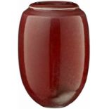 Vase "Volker Ellwanger"1977. Rote Keramikvase mit Krakelee-Glasur. Im Stand gemarkt. Höhe 17 cm