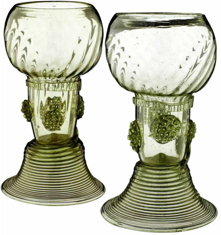 2 RömerWohl 17. Jh. Hellgrünes, mit spiraligen Rippen optisch geblasenes Glas. Fuss aus Glasfaden,