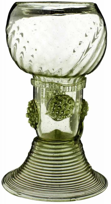 2 RömerWohl 17. Jh. Hellgrünes, mit spiraligen Rippen optisch geblasenes Glas. Fuss aus Glasfaden, - Image 3 of 4