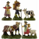 Miniaturfiguren "Alpaufzug"Um 1900. Bemalte Tonfiguren. Je 3 Sennerinnen und Aelpler mit 8 Tieren. 2