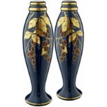 Paar ZiervasenFrankreich Anfang 20. Jh. Petrolblau glasierte Keramik. Stilisierte Floralmalerei in