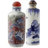 Zwei Porzellan Snuff bottleChina um 1900. Bemalt mit figuralen Szenen, eines in Unterglasurblau, das