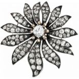 Diamant-Brosche "Blume"Silber auf Rotgold 585. 1 Altschliff-Diamant im Zentrum, D ca. 6.7 mm.