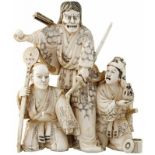 Okimono FigurengruppeJapan 19. Jh. Elfenbein mit Gravierung. Ein Bewaffneter mit einer