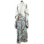 Frauen-KimonoJapan um 1900. Hellblauer Gazestoff. Dekor von Herbstgräsern und Familienwappen in