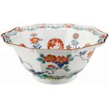 Feiner Kakiemon BolJapan frühes 18. Jh. Porzellan. Die dekagonale Form bemalt in zarten Emailfarben.