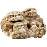 Feines Netsuke LöwengruppeJapan frühes 19. Jh. Elfenbein, die Augen eingelegt. Shishi- Mutter und