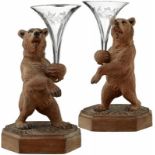Paar Ziervasen "Bären"Wohl Brienz, um 1900. Holz geschnitzt. Einsteckvasen aus farblosem Glas.