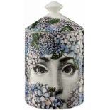 Deckeldose "Fornasetti"Ende 20. Jh. Weiss glasierte Keramik mit mehrfarbigem Dekor. Gemarkt. Höhe