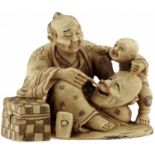 Netsuke eines MaskenmachersJapan 1. Hälfte 20. Jh. Elfenbein, patiniert. Mit Sohn eine Maske