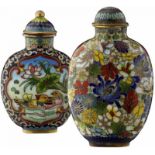 Zwei Cloisonné Snuff bottlesChina 1. Hälfte 20. Jh. Das Grössere mit "millefleurs"-Dekor, das Andere