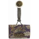 Tabako-ireJapan Meiji (1868-1912). Tabaktasche bestickt mit Drachen in Knötchenstich. Kagamibuta mit