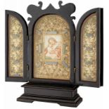 Reisealtar18. Jh. Triptychon aus ebonisiertem Holz mit zwei Flügeltüren. Messing- und