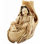 Netsuke der KannonJapan 1. Hälfte 20. Jh. Elfenbein. Die Göttin der Barmherzigkeit in Lotusknospe