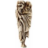 Netsuke eines SenninJapan um 1800. Elfenbein. Der stehende Gama Sennin mit Stab und Kröte. Schöne