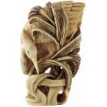 Netsuke eines ReihersJapan 1. Hälfte 20. Jh. Elfenbein. Der grosse Vogel zwischen Schilf.