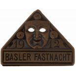 Basler Fasnachts-Plakette1912. Metall. Larve mit Schälle "Ueli im Dreyegg". Künstler: Franz Baur.