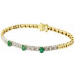 Smaragd-Diamant-ArmbandGelbgold/Weissgold 750. 3 ovale Smaragde, zusammen ca. 0.90 ct und 68