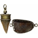 2 Amulettanhänger18. Jh. Anhänger aus Tierzahn und Einhänger mit braunem Stein. Fassungen aus