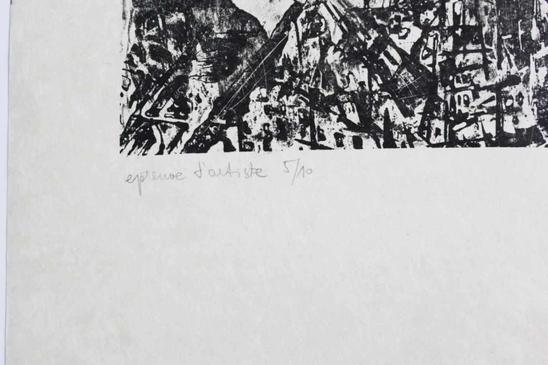 Verlon André (1917-1994) Ohne Titel (Totenkopfstadt) Lithographie auf Blütenpapier handsigniert, - Bild 3 aus 3