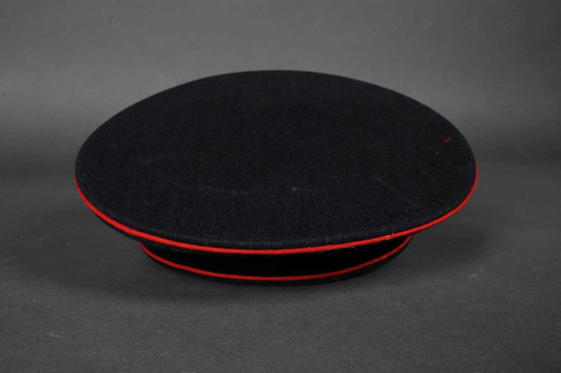 Wurtemberg. Casquette d'officier en drap bleu et noir à passepoil rouge, complète de ses deux bonnes - Bild 3 aus 4