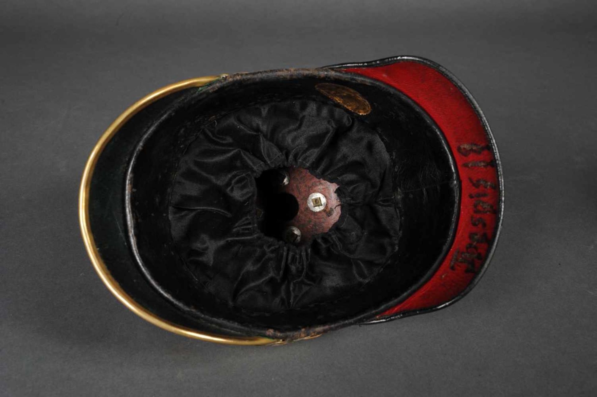 Saxe. Casque d’officier Mod 1867, belle bombe, complet de ses jugulaires à écailles et de sa - Image 4 of 4