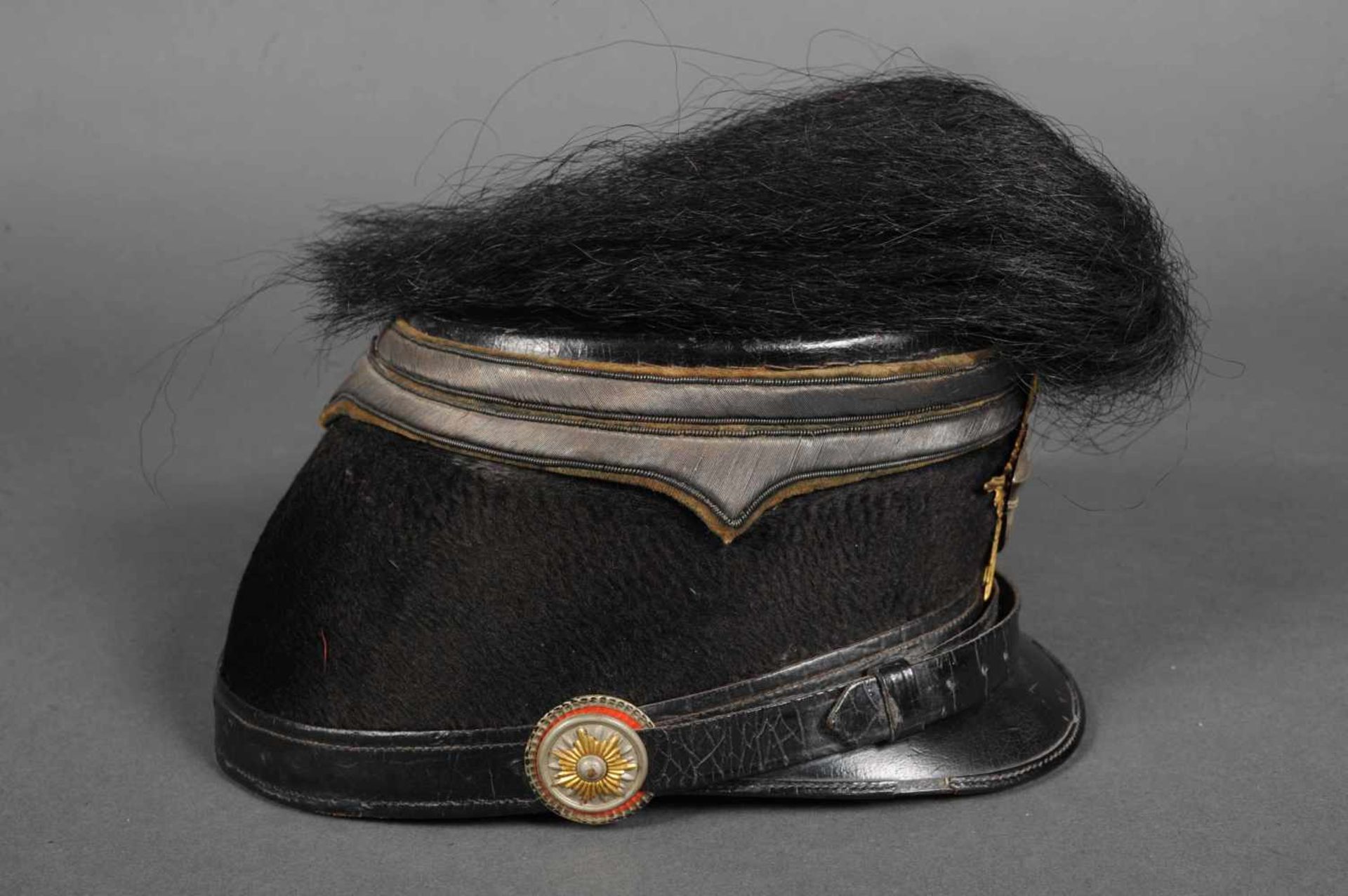 Saxe. Shako d’officier du 108° chasseur, beau fût taupé noir avec son galon et complet de son rare - Image 2 of 4