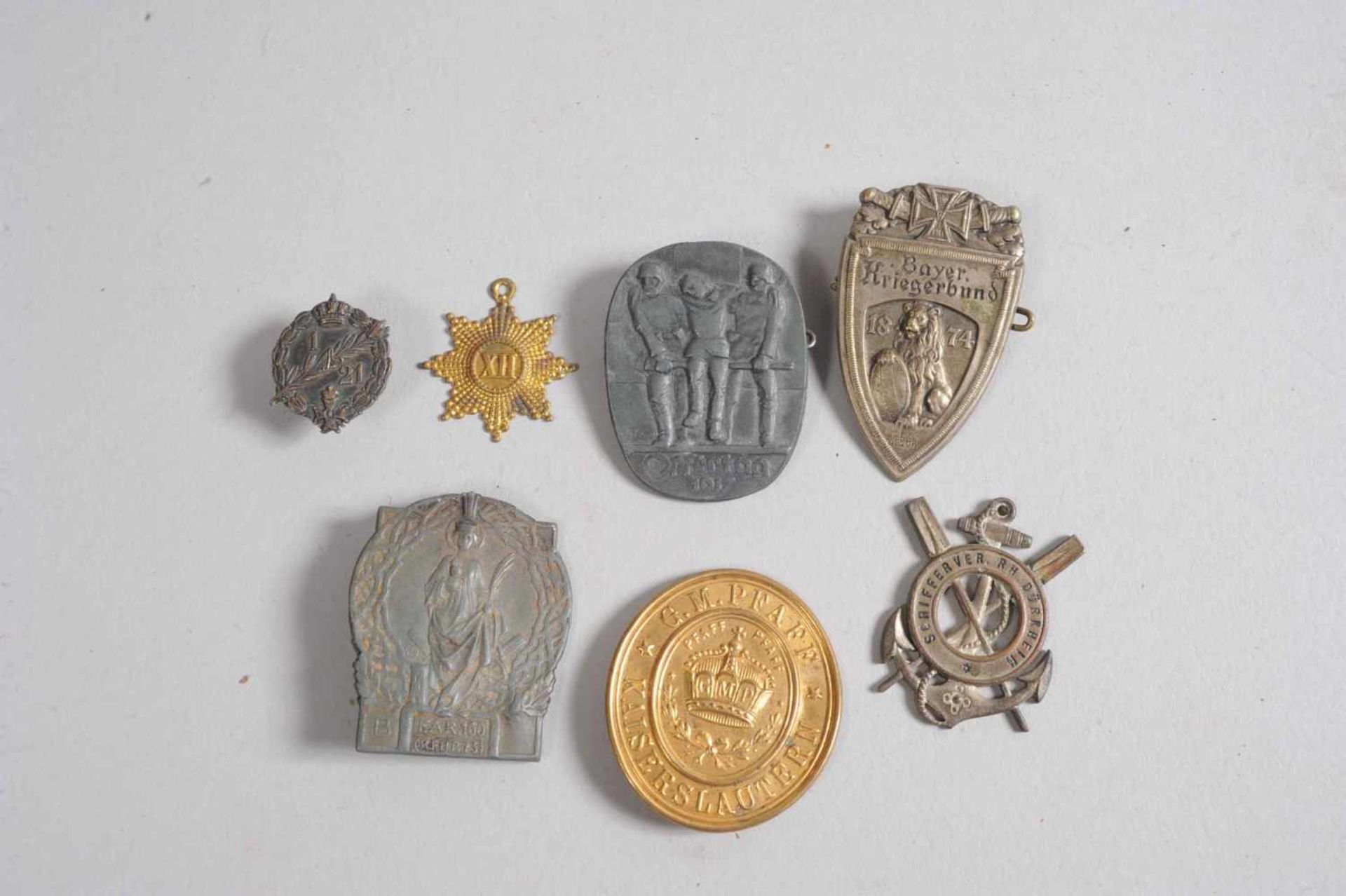 Allemagne. Ensemble de sept insignes régimentaires fantaisie en divers métaux dont FAR 160