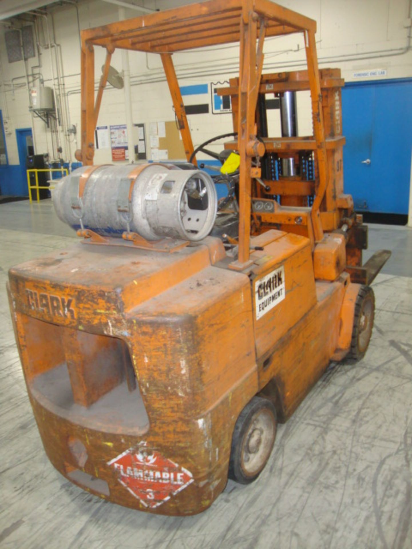 Clark C500-80 Forklift, 8,000lb lift, 42" forks, runs & operates Note-Propane tank Not included - Image 4 of 7