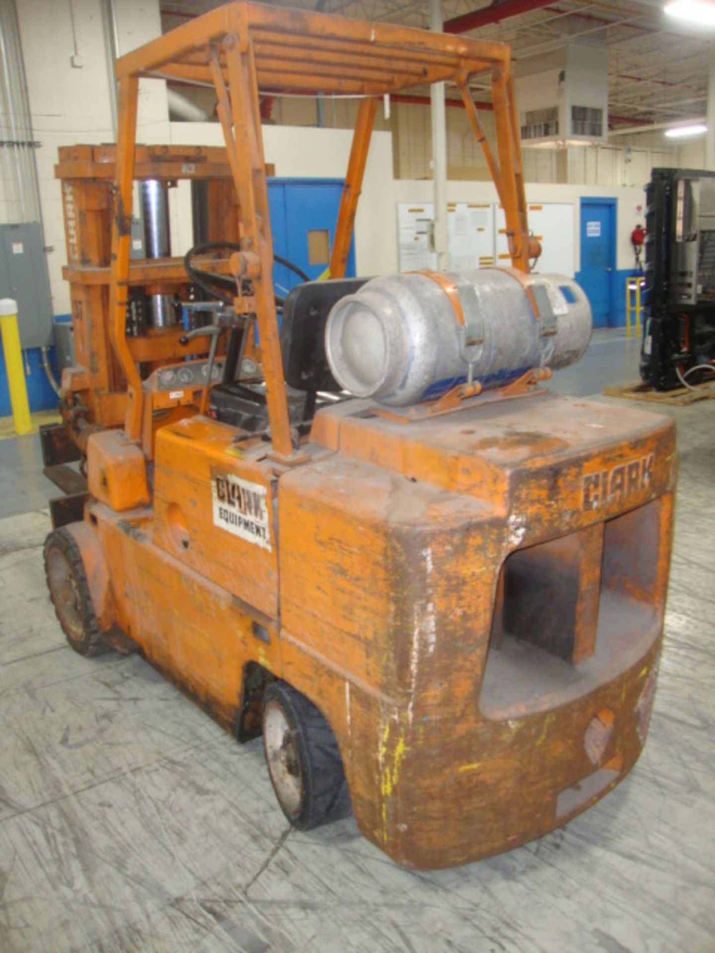 Clark C500-80 Forklift, 8,000lb lift, 42" forks, runs & operates Note-Propane tank Not included - Image 3 of 7