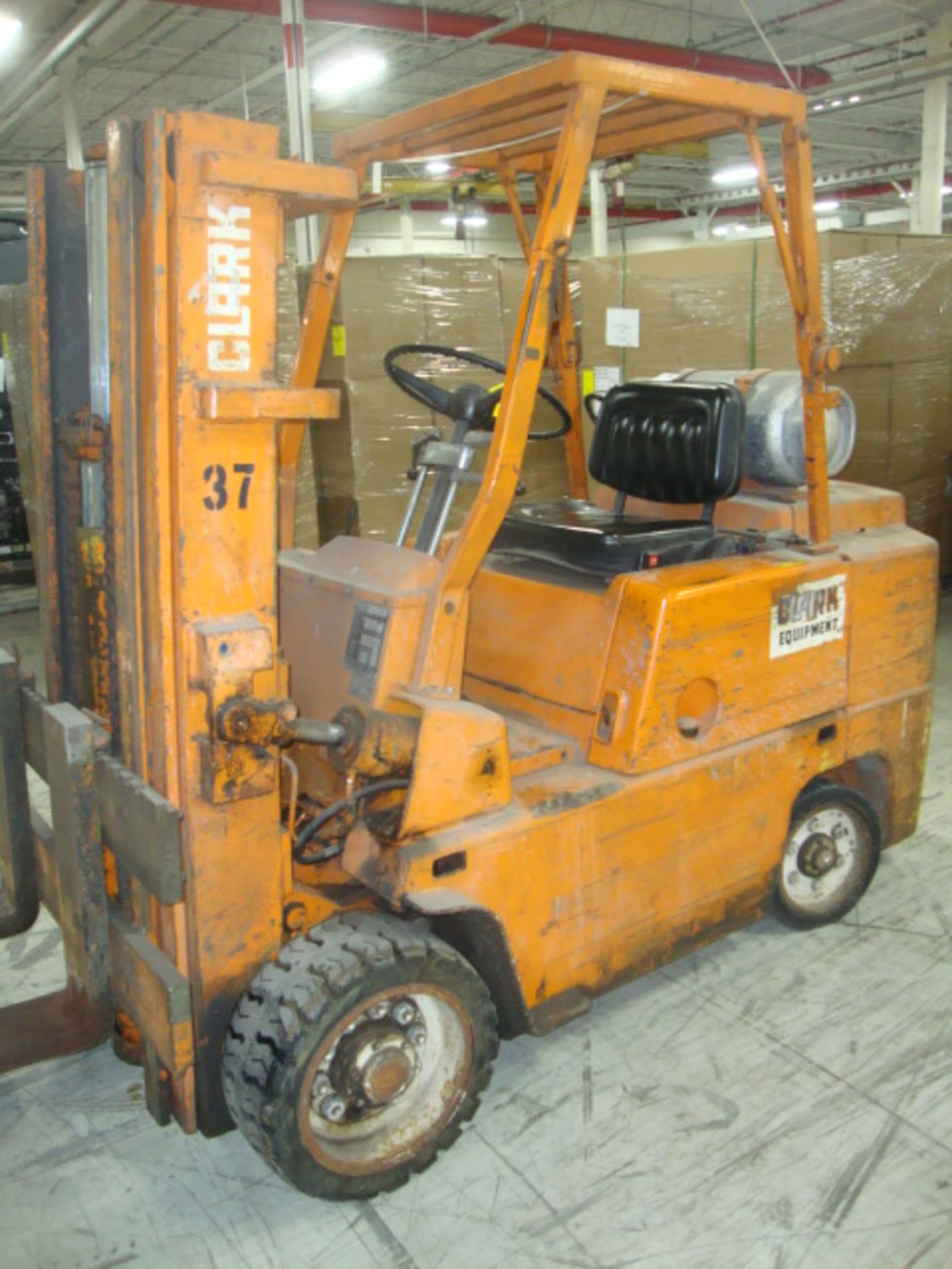 Clark C500-80 Forklift, 8,000lb lift, 42" forks, runs & operates Note-Propane tank Not included - Image 2 of 7