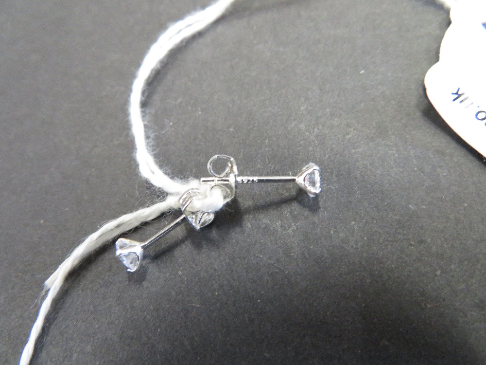 VS to i clarity two x .35ct diamond earings - Image 3 of 3