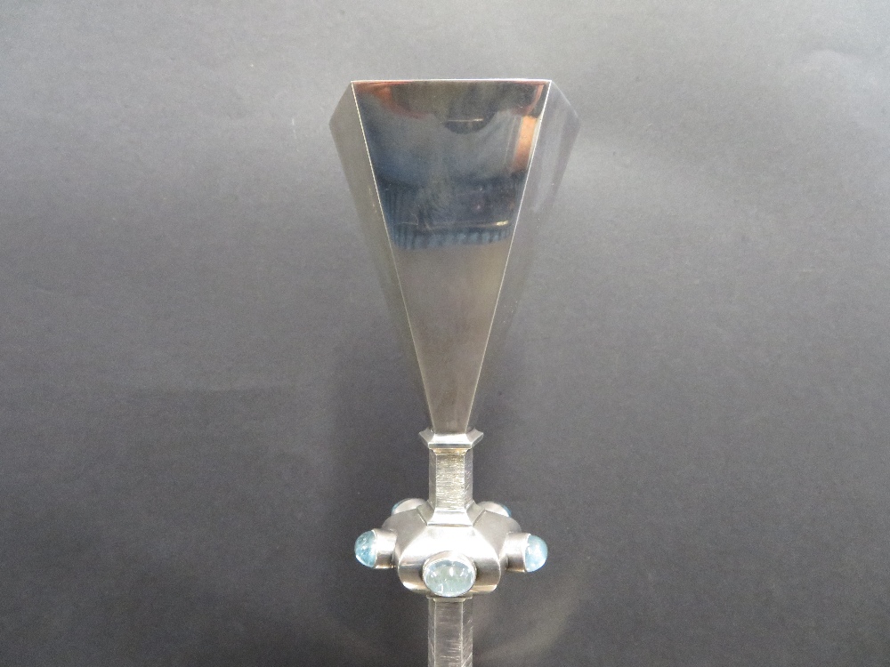 Fitz wiliam museum cup 12 troy ozs of sterling silver designed by jocelyn burton for aurum design - Image 2 of 4