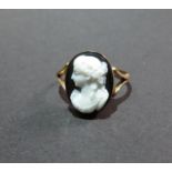 9ct YG ring lady size 19 4.29g black back Mkr TNP