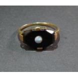 18ct YG 20th C onyx and opal mourning size 13/53 2.2g