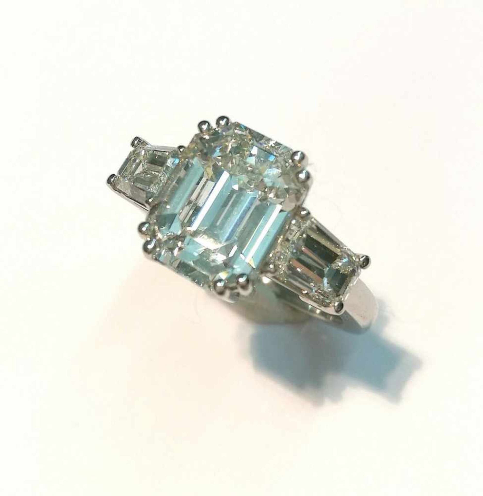 Platinring 950/000 fein, mit einem Diamanten im Emeraldcut, ca. 5,4ct und zwei Diamanten im