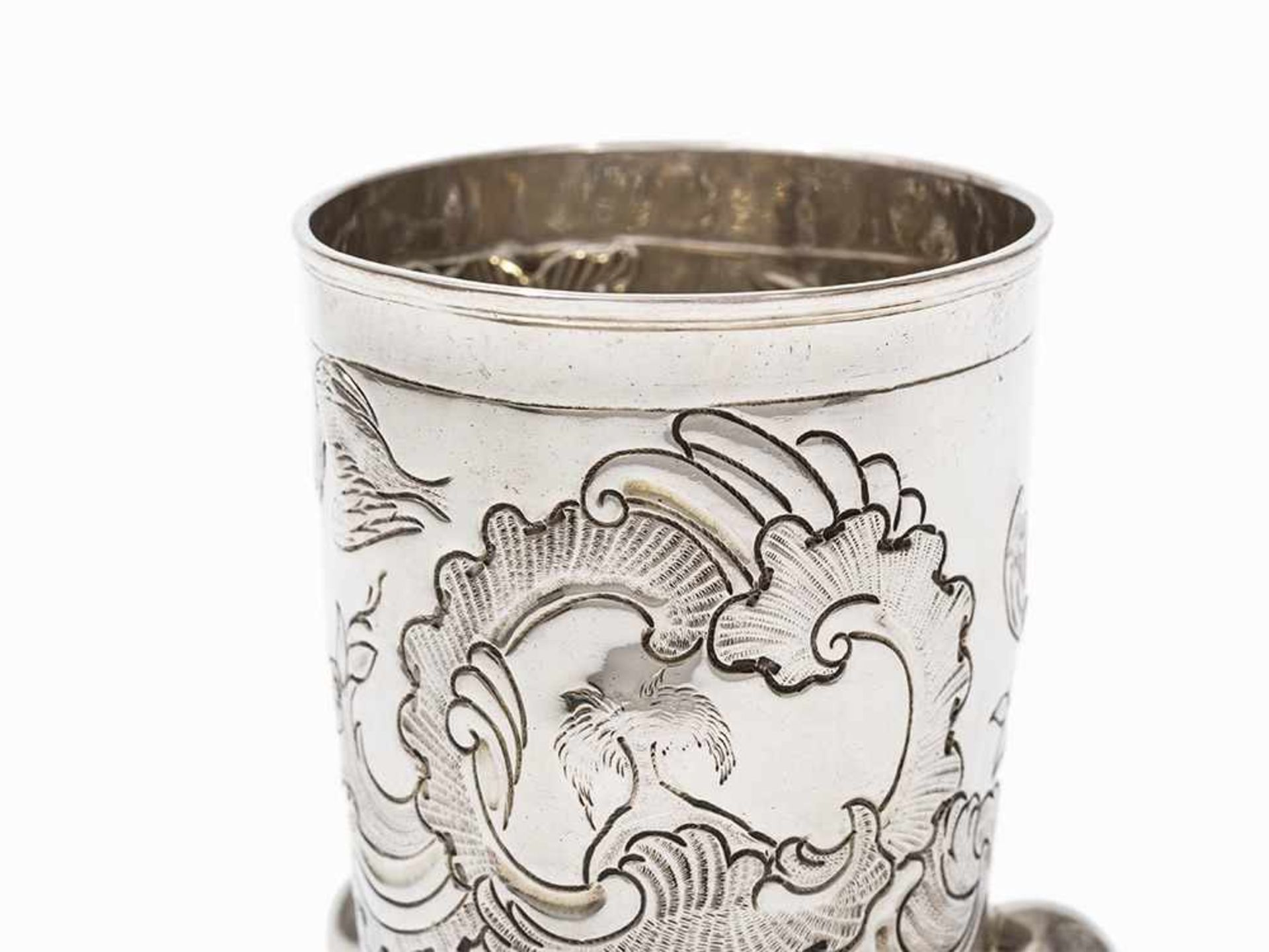 A Moscow Silver Beaker on Ball Feet with Bird Décor, 1766 Silver, embossed and chased Russia, - Bild 2 aus 8