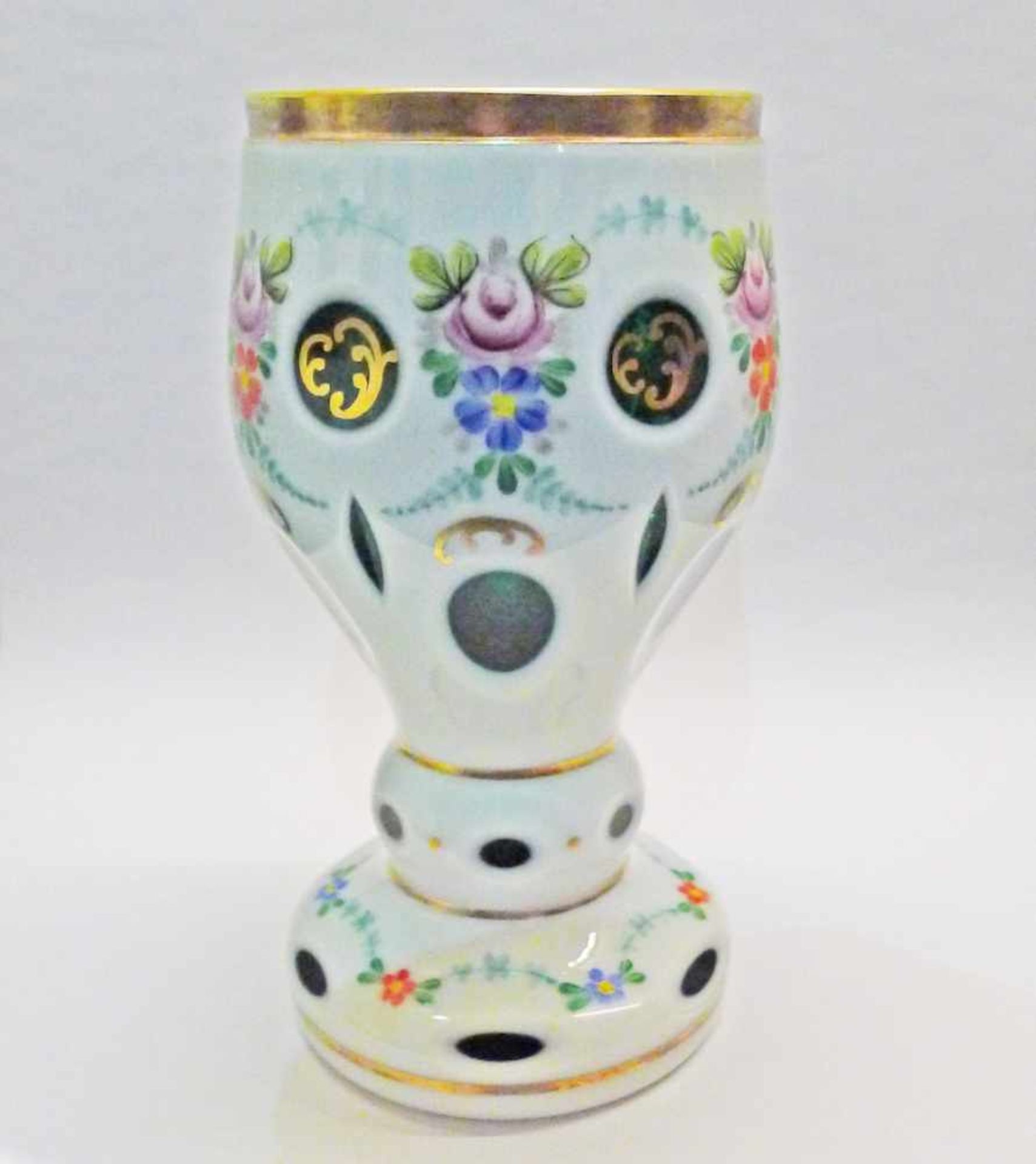 Pokal Cup Cup of green glass with porcelain and flower ornaments