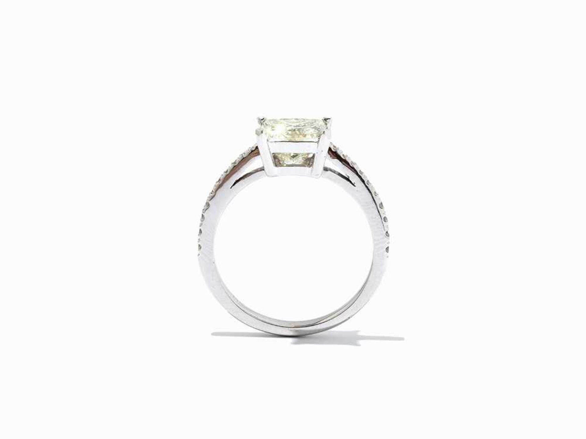 A Diamond Ring with Central Princess Cut Solitaire, 14K Gold 14 karat white gold One princess cut - Bild 4 aus 7