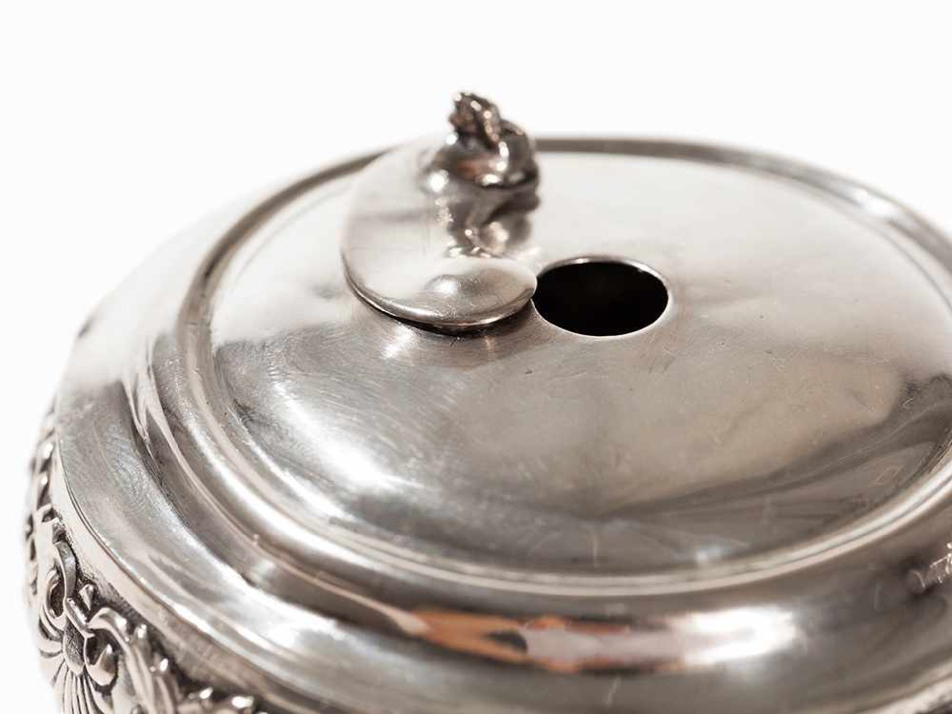 Lidded Silver Cup, Biedermeier, Berlin, around 1825/30 Silver, wrought and chased Berlin/Germany, - Bild 4 aus 6