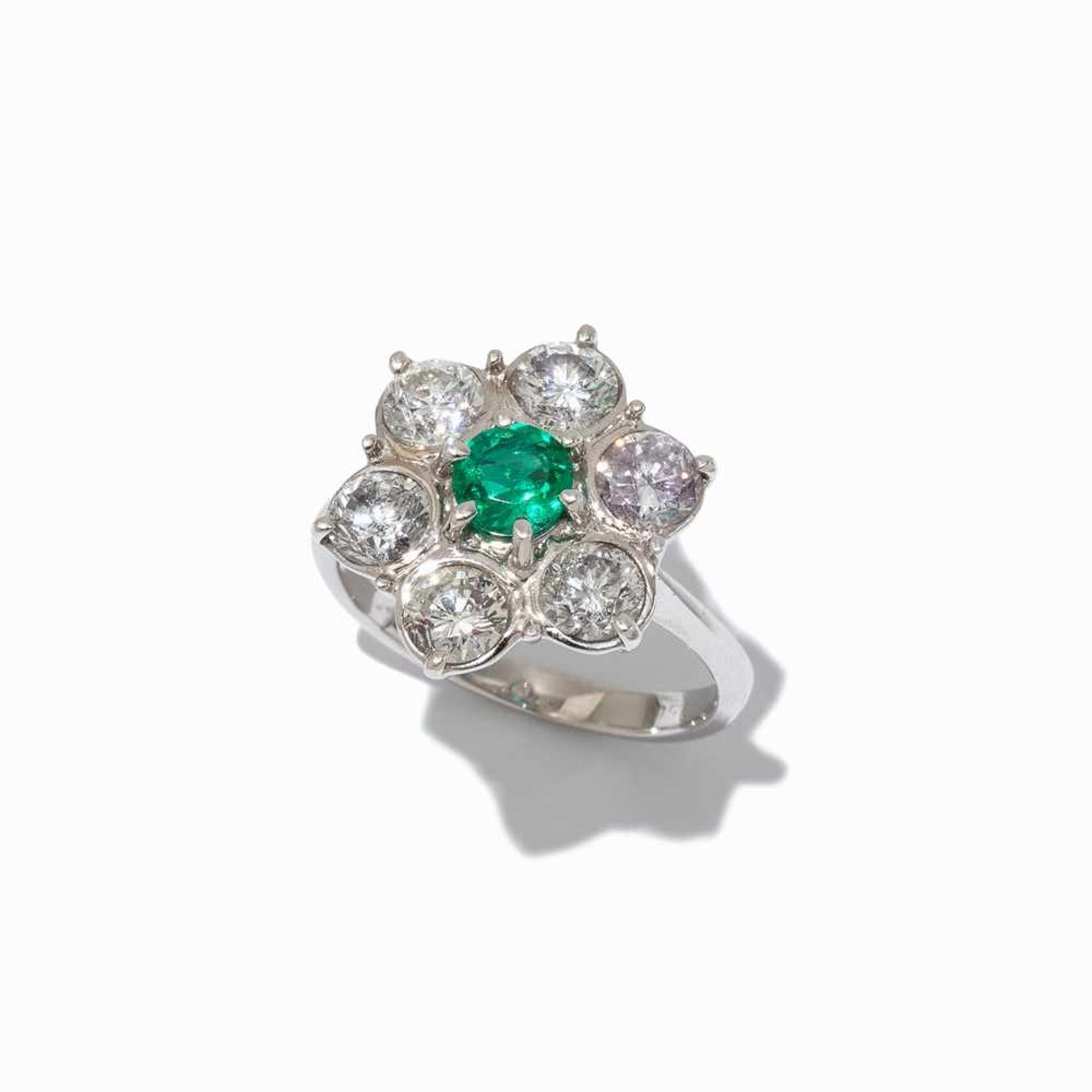 Emerald Ring with Flower-Shaped Diamond Border, 18K White Gold 18 karat white gold Hallmarked with - Bild 7 aus 7