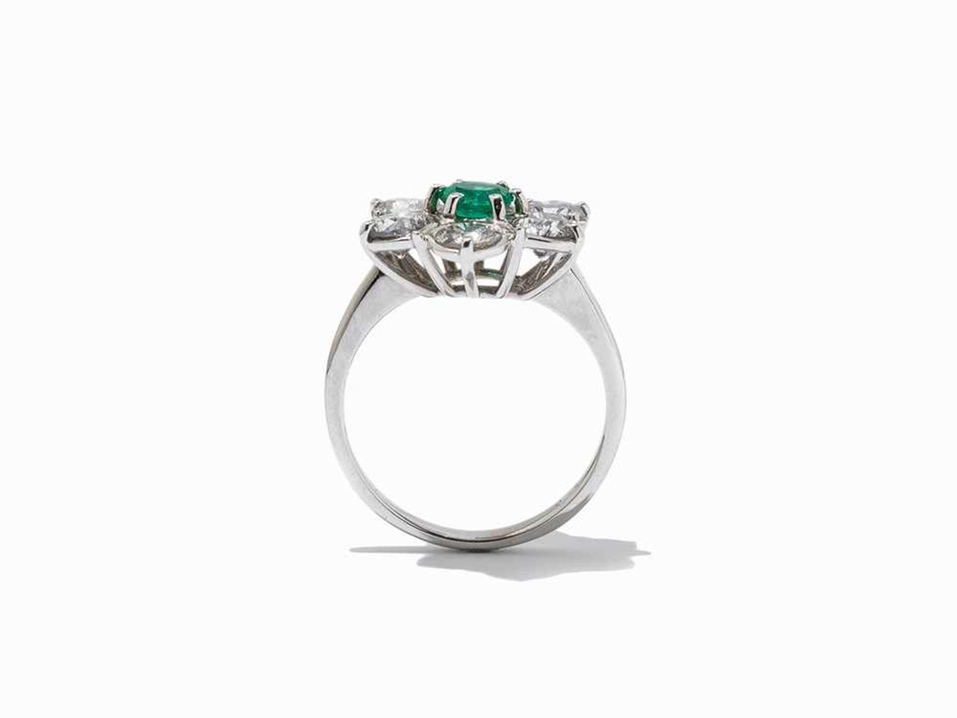 Emerald Ring with Flower-Shaped Diamond Border, 18K White Gold 18 karat white gold Hallmarked with - Bild 4 aus 7