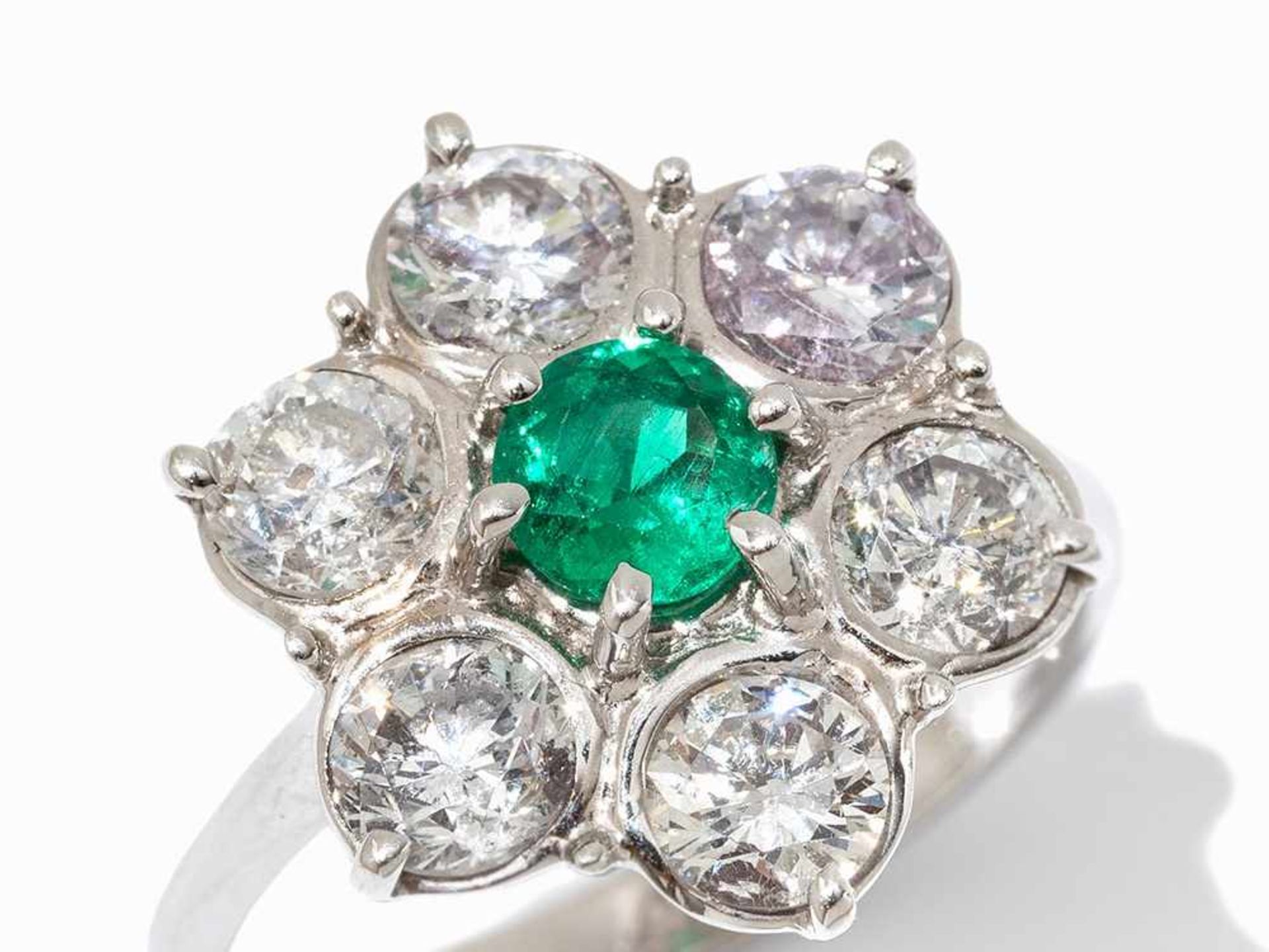 Emerald Ring with Flower-Shaped Diamond Border, 18K White Gold 18 karat white gold Hallmarked with - Bild 2 aus 7