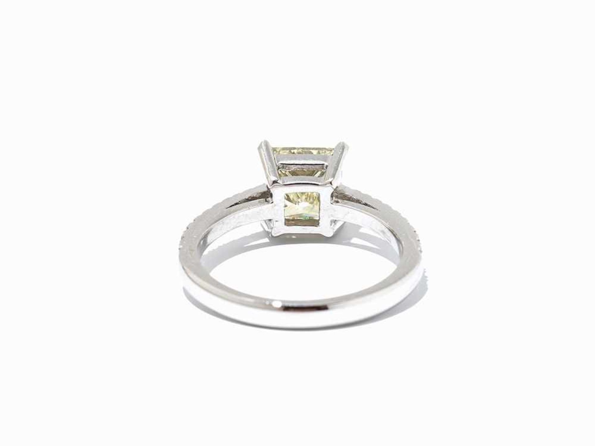 A Diamond Ring with Central Princess Cut Solitaire, 14K Gold 14 karat white gold One princess cut - Bild 5 aus 7