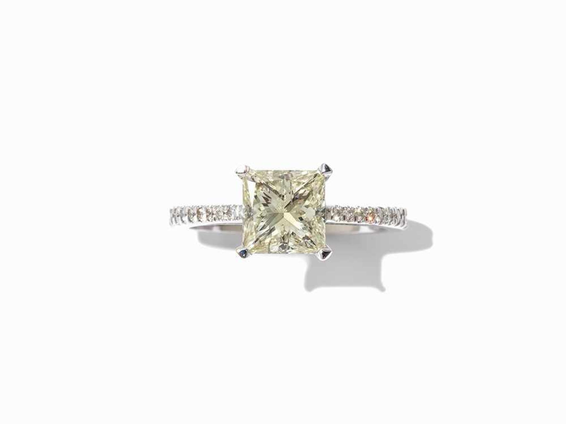 A Diamond Ring with Central Princess Cut Solitaire, 14K Gold 14 karat white gold One princess cut - Bild 3 aus 7