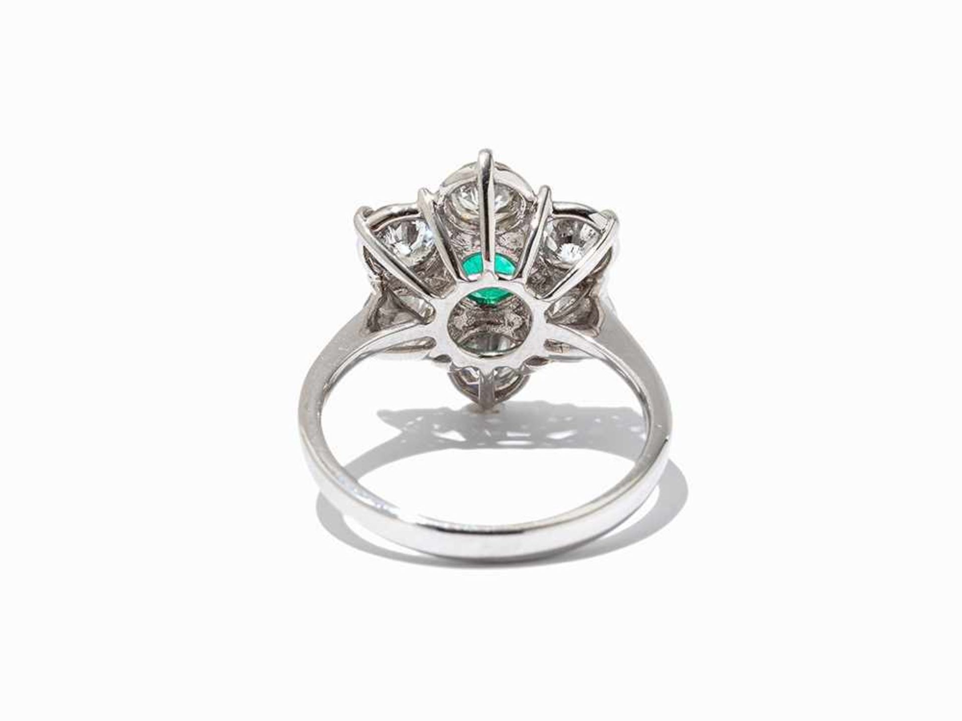 Emerald Ring with Flower-Shaped Diamond Border, 18K White Gold 18 karat white gold Hallmarked with - Bild 5 aus 7