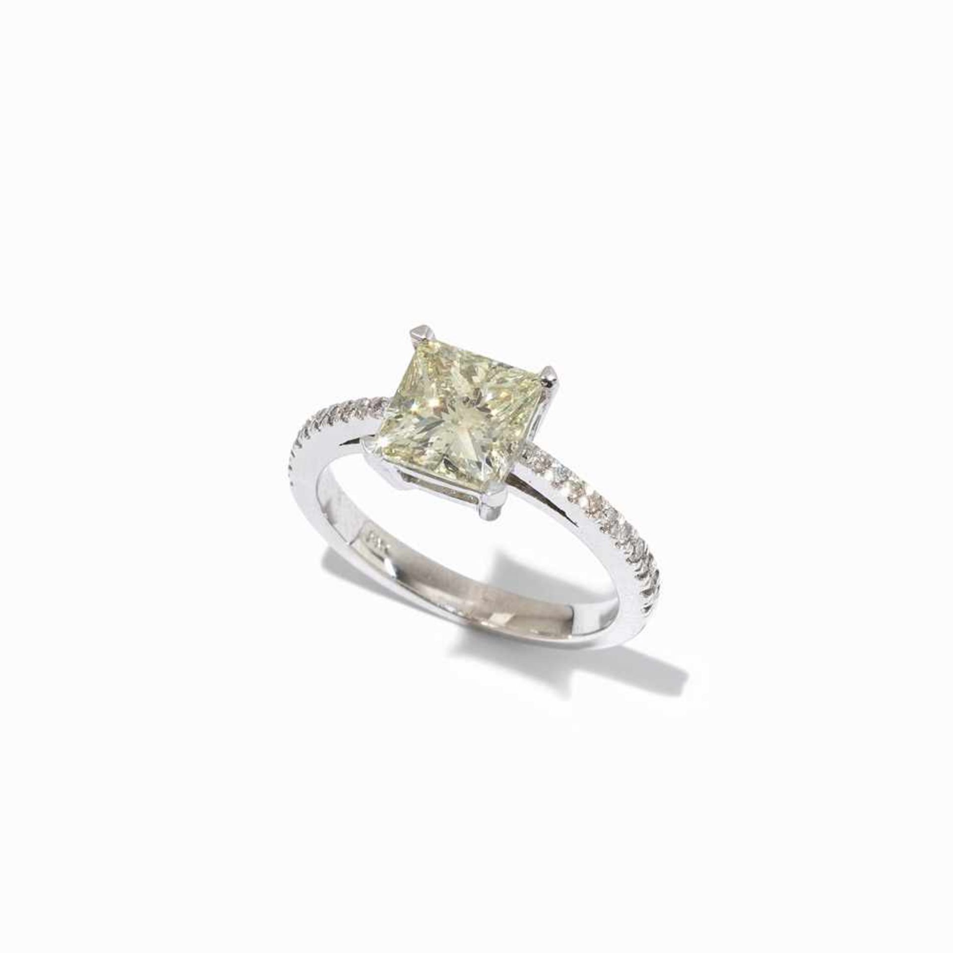 A Diamond Ring with Central Princess Cut Solitaire, 14K Gold 14 karat white gold One princess cut - Bild 7 aus 7