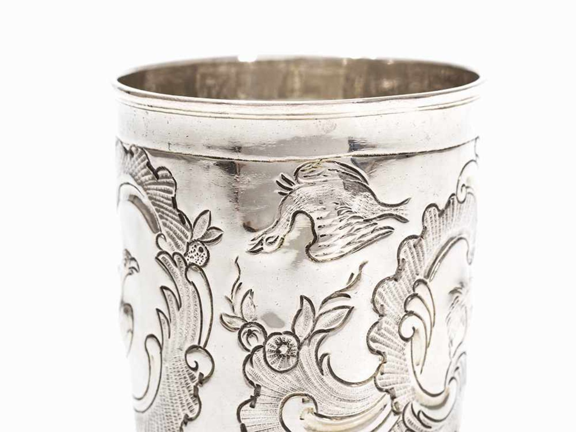 A Moscow Silver Beaker on Ball Feet with Bird Décor, 1766 Silver, embossed and chased Russia, - Bild 4 aus 8